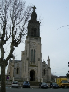 L'église Saint Ferdinand d'Arcachon en Gironde, Sa statue au sommet.
