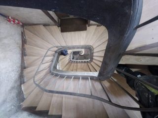 Escalier de service suspendu sur limon à la Française
