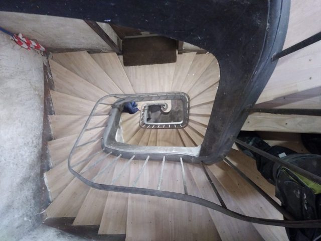 Escalier de service suspendu sur limon à la Française